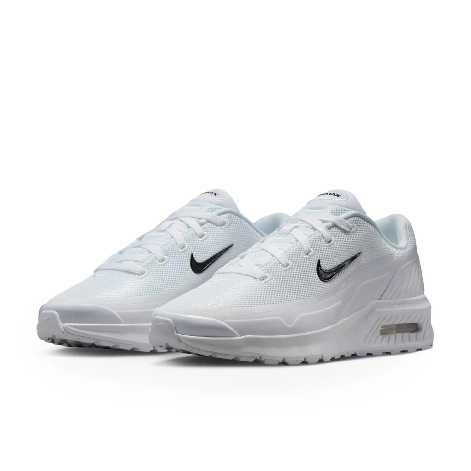 Par de tênis Nike Air Max branco feminino em ângulo frontal com logotipo visível